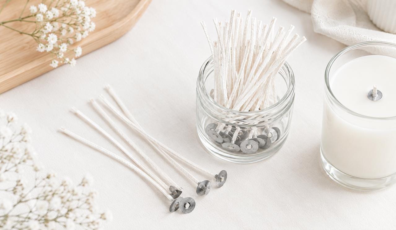 bấc kim loại làm từ lõi chì và được bọc bằng cotton